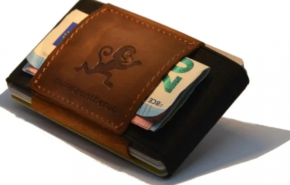 MakakaOnTheRun Triple Slim Wallet
